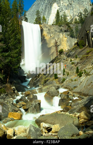 Wasser von den Felsen in einen Fluss, Yosemite Nebel Trail, Vernal Falls, Yosemite-Nationalpark, Kalifornien, USA Stockfoto