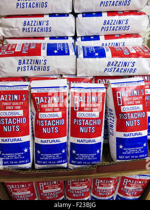 Bazzini verpackt Pistazien, Murrays Käse Store in Greenwich Village, New York, USA Stockfoto