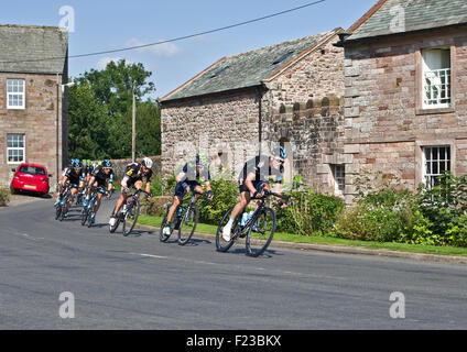 10. September 2015, Cumbria, 5. Etappe der Tour of Britain.  Andrew Fenn vom Team Sky führt das Hauptfeld in der Cumbrian Dorf Greystoke an einem sonnigen Nachmittag. Bildnachweis: Julie Fryer/Alamy Live-Nachrichten Stockfoto