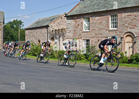 10. September 2015, Cumbria, 5. Etappe der Tour of Britain.  Andrew Fenn vom Team Sky führt das Hauptfeld in der Cumbrian Dorf Greystoke an einem sonnigen Nachmittag mit Teammitgliedern Elia Viviani, Ben Swift und Peter Kennaugh im Blick hinter. Bildnachweis: Julie Fryer/Alamy Live-Nachrichten Stockfoto