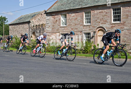 Cumbria, UK. 10. September 2015. 5. Etappe Großbritannien-Rundfahrt.  Fünf Mitglieder des Team Sky fahren die Cumbrian Dorf von Greystoke an der Vorderseite des Hauptfeld, direkt hinter den ersten drei Fahrern.  Links nach rechts, Wout Poels (den späteren Tagessieger Hartside Gipfel), Ian Stannard, Peter Kennaugh, Ben Swift und Elia Viviani. Bildnachweis: Julie Fryer/Alamy Live-Nachrichten Stockfoto