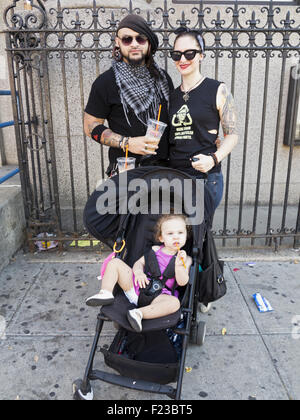 Hip paar mit Tochter im Williamsburg Abschnitt von Brooklyn, New York. Stockfoto