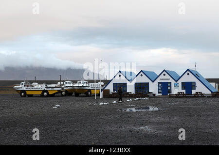 Das Besucherzentrum und Boote am Jökulsárlón, ein See in der Nähe von Vatnajökull-Nationalpark in Süd-Ost-Island. Stockfoto