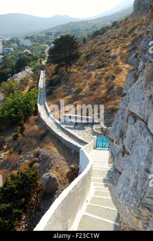 Stufen hinauf zur Kapelle Agia Trianda auf der Insel Amorgos-Griechenland Stockfoto