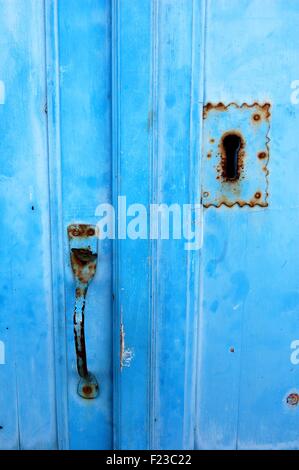 Blau lackierte Tür im Dorf von Langada Amorgos Griechenland Stockfoto