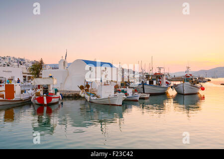 Blick auf den Hafen in Naoussa Dorf auf der Insel Paros, Griechenland Stockfoto