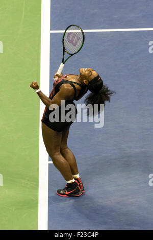 Serena Williams (USA) besiegt ihre Schwester Venus im Viertelfinale bei der 2015 US Open Tennis Stockfoto