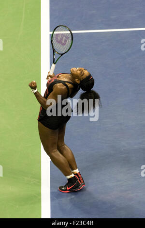 Serena Williams (USA) besiegt ihre Schwester Venus im Viertelfinale bei der 2015 US Open Tennis Stockfoto