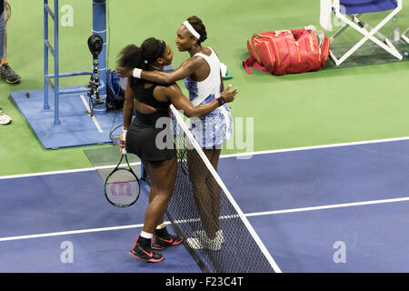 Serena Williams (USA) besiegt ihre Schwester Venus im Viertelfinale bei der 2015 US Open Tennis Stockfoto