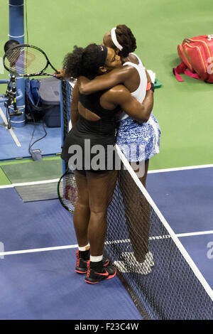 Serena Williams (USA) besiegt ihre Schwester Venus im Viertelfinale bei der 2015 US Open Tennis Stockfoto