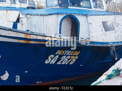 Verwitterte rostenden Peeling Fischkutter vertäut am Kanal Chioggia venezianischen Lagune Veneto Italien Europa Stockfoto