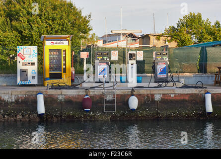 Canalside Benzin Diesel und Maschinen Verkauf von Süßigkeiten, Getränke und Eis Chioggia venezianischen Lagune Veneto Italien Europa Stockfoto