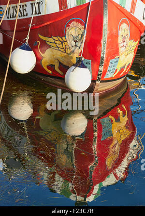 Rotes Boot mit zwei geflügelten Löwen malte das Symbol Venedigs auf seinem Rumpf Chioggia Zeit Lagune Veneto Italien Europa Stockfoto