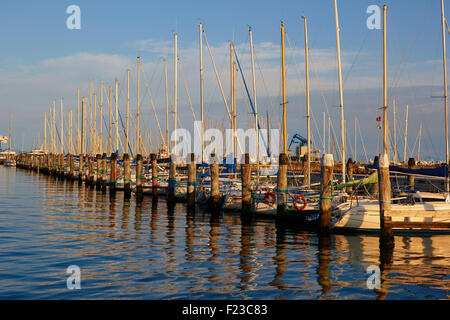 Linie der Yachten vor Anker im Hafen von Chioggia venezianischen Lagune Veneto Italien Europa Stockfoto