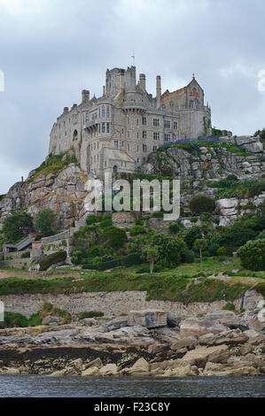 St. Michaels Mount gesehen vom Meer entfernt. Marazion, Cornwall, England Stockfoto