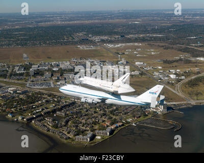 Space Shuttle Endeavour auf einer modifizierten Boeing 747 Shuttle Trägerflugzeug. Optimierte Version eines NASA-Images. Kredit NASA Stockfoto