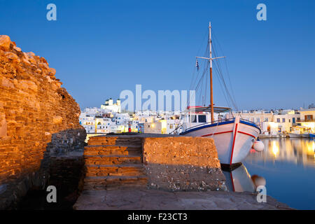 Blick auf den Hafen in Naoussa Dorf auf der Insel Paros, Griechenland Stockfoto