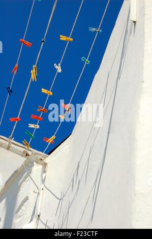 farbige Kunststoff Heringe auf eine Wäscheleine in Amorgos Griechenland Stockfoto