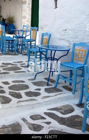 Blaue Taverne Stühle und Tische in den Anicent Chora von Amorgos Griechenland Stockfoto