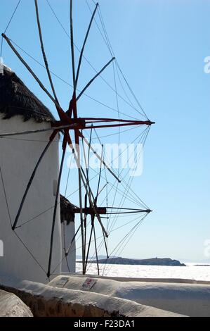 Windmühlen auf einem Hang oberhalb der wichtigsten Stadt Mykonos in Griechenland Stockfoto