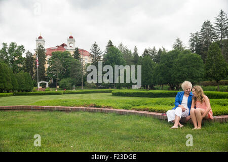 Ältere Frau und Enkelin im Garten an der West Baden Springs Resort, French Lick, Indiana Stockfoto