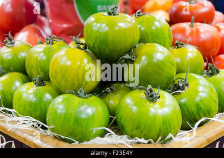 Grüne Tomaten auf einem display Stockfoto