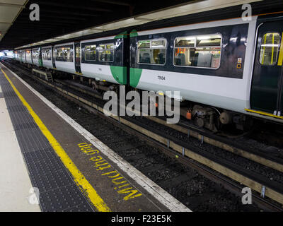 "Mind the Gap" - ein Zug bereit, an der Victoria Station fahren Stockfoto