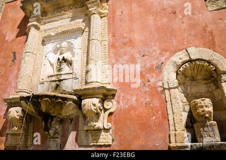 Der historische Brunnen der Nymphe Zizza gebaut im Jahre 1607 in der barocken Stadt Militello in Val di Catania in Sizilien, Italien Stockfoto