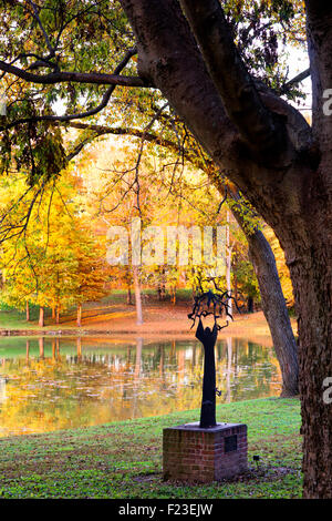 St.  Franz von Assisi und Vögel Bronze Skulptur im Freien in einem Park, Künstler Frederick Franck, New Harmony, IN, USA Stockfoto