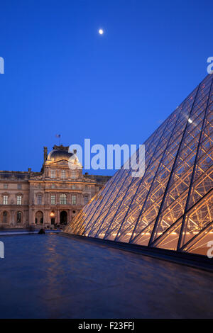 Der Louvre-Pyramide und schloss bei Nacht, Paris, Frankreich Stockfoto