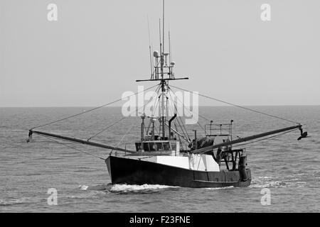 Eine kommerzielle Fischkutter, Rückkehr von der Arbeit und betreten den Münster-Einlass am Point Pleasant, New Jersey, USA Stockfoto