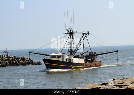 Eine kommerzielle Fischkutter, Rückkehr von der Arbeit und betreten den Münster-Einlass am Point Pleasant, New Jersey, USA Stockfoto