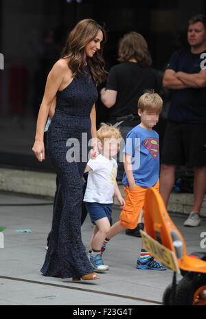 Chris Evans Dreharbeiten zu seinem letzten "One Show" Episode bei der BBC mit Alex Jones: Alex Jones, Eli Evans, Noah Evans wo: London, Vereinigtes Königreich bei: 10. Juli 2015 Stockfoto