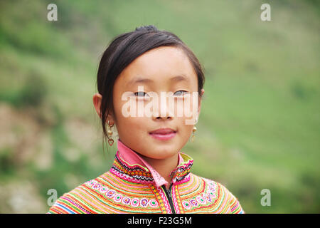 Portrait eines Mädchens Flower Hmong in ihrem bunt gestickten tribal Kostüm, nr Bac Ha N Vietnam Stockfoto