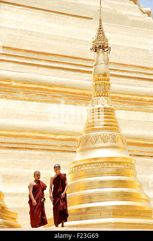 Mönche neben Stupa Shwedagon-Pagode, Rangoon, Birma Stockfoto