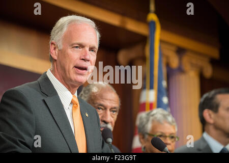 Washington DC, USA. 10. September 2015. US-Senator Ron Johnson tritt eine parteiübergreifende Gruppe von Gesetzgebern, die faire Chance-Act im Rahmen einer Pressekonferenz 10. September 2015 in Washington, DC einzuführen. Die Gesetzgebung verbietet Bundesrepublik Auftragnehmer und Bundesbehörden die Vorstrafen des Bewerbers zu Fragen, bis ein Antragsteller ein bedingtes Angebot der Beschäftigung erhält. Bildnachweis: Planetpix/Alamy Live-Nachrichten Stockfoto