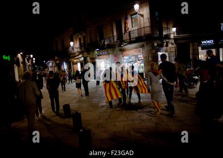 Barcelona, Katalonien, Spanien. 10. Sep, 2015. Eine Gruppe von Menschen geht tragen Estelades (katalanische trachtenden Flag) durch die Straßen von Barcelona, wo am Vorabend der Feier des katalanischen Nationalfeiertages am 10. September 2015 mehrere pro-Unabhängigkeit Kundgebungen statt. Neueste Umfragen geben absoluten Mehrheit für die Unabhängigkeit-Parteien (Junts Pel Si und CUP), die bei den katalanischen Regionalwahlen der nächsten September 27. © Jordi Boixareu/ZUMA Draht/Alamy Live-Nachrichten Stockfoto