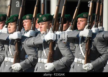 Berlin, Deutschland. 10. September 2015. Deutsche Ehrengarde während einer Zeremonie mit U.S. Joint Chiefs Vorsitzender Martin Dempsey am Denkmal für ihre gefallenen Service-Mitglieder an das Ministry of Defense 10. September 2015 in Berlin, Deutschland. Stockfoto