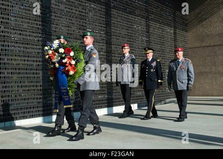 Berlin, Deutschland. 10. September 2015. US-Vorsitzender der Joint Chiefs General Martin Dempsey präsentiert einen Kranz auf das deutsche Denkmal für ihre gefallenen Service-Mitglieder an das Ministry of Defense 10. September 2015 in Berlin, Deutschland. Stockfoto