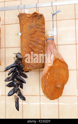 Getrocknete Espelette Piments Gewürz, Piment, Rippe und einen ganzen Schinken Schweinefleisch Pfeffer Stockfoto