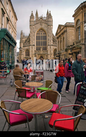 Die Stadt Bath Ansichten, einschließlich Abtei Kirchhof und der Zirkus mit Touristenbus. eine britische Besucher Städte "Bath Abbey" besuchen Stockfoto