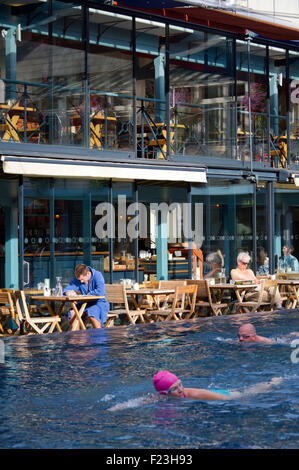 Der lido Spa & Restaurant, Clifton, Bristol, mit einem viktorianischen Außenpool, eine Bar und ein Restaurant. Stockfoto