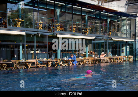 Der lido Spa & Restaurant, Clifton, Bristol, mit einem viktorianischen Außenpool, eine Bar und ein Restaurant. Stockfoto