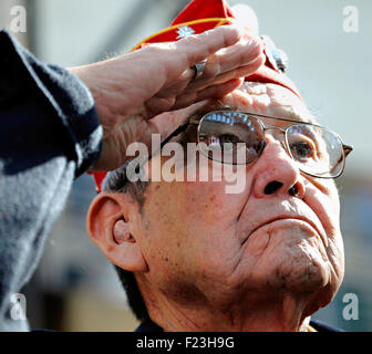 US Marine Corps CPL Frank G. Willetto salutiert während des Abspielens der Nationalhymne im Rahmen einer Feierstunde anlässlich des 65. Jahrestages der Schlacht von Iwo Jima am National Museum of the Marine Corps 19. Februar 2010 im Dreieck, Virginia. Willetto war eine von der ursprünglichen 29 Navajo Code Talkers des zweiten Weltkrieges. Stockfoto