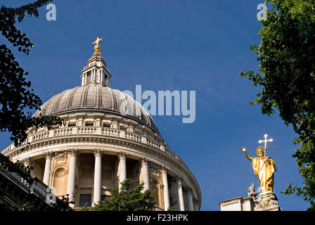 Vergoldete Statue des Heiligen Paulus in den Gärten der St. Pauls Cathedral, London, England Stockfoto