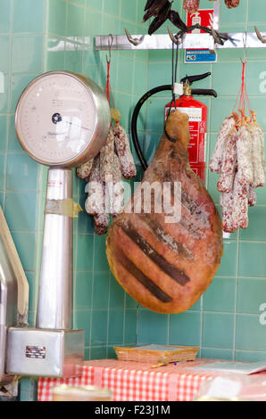 Gesamte Bayonne-Schinken Jamon Trocknung in einem Raum, Saucisson, Wurstwaren und eine balance Stockfoto