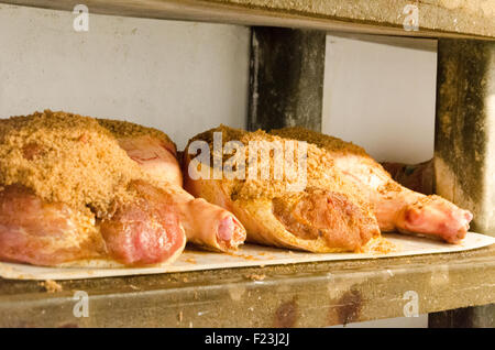 Gesamte Bayonne-Schinken Jamon Trocknung in einem Raum mit Salz Stockfoto