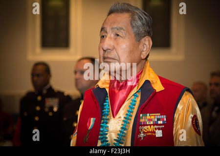 Präsident der Navajo Code Talkers Verein Peter Sr. MacDonald, steht für das Abspielen der Nationalhymne eines Abendessens Marine Woche Phoenix Empfang gehört Museum für indianische Kunst und Geschichte 8. September 2015 in Phoenix, Arizona. MacDonald, zählt 86 19 Navajo Code Talkers aus dem zweiten Weltkrieg übrig bleiben. Stockfoto