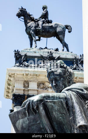 Madrid Spanien, Hispanic Retiro, Parque del Buen Retiro, Buen Retiro Park, Stadt, König Alfonso XII Denkmal, Kolonnade, Säulen, Reiterstatue, Spanien150630048 Stockfoto