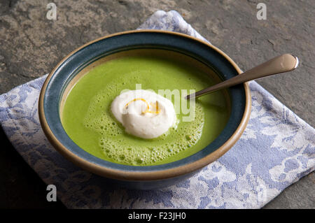 Erbsensuppe mit Creme und orange Schale. eine UK Gemüse Schüssel essen "Schildchen" Futternapf Essen kochen Stockfoto